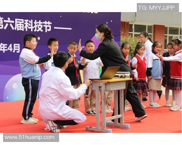 足球明星与孩子共享快乐时光一起踢球培养亲子关系与运动热情